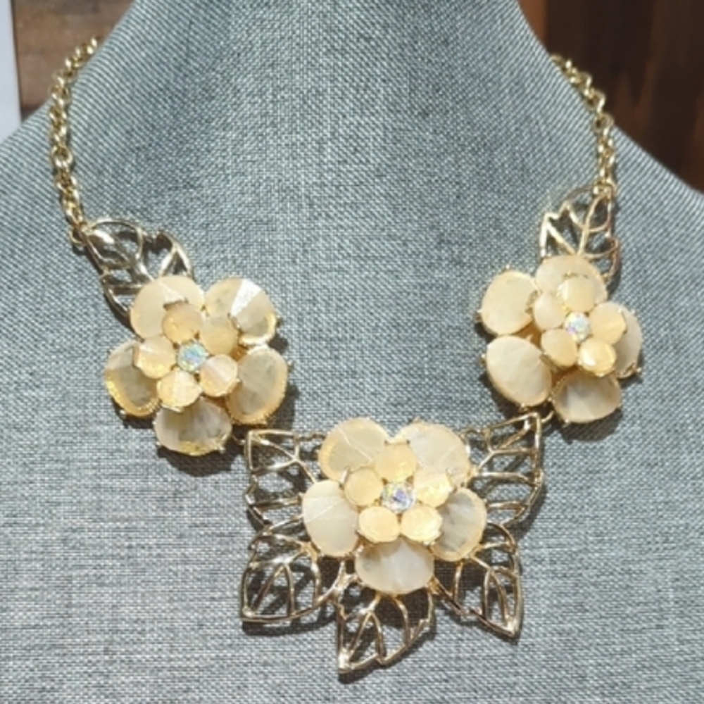 Elegant Gold Floral Necklace